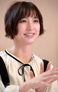 篠田麻里子の画像 www.asahi.com